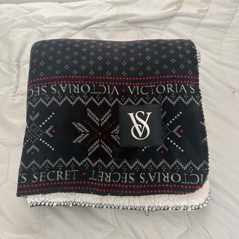 Victoria's Secret VS Plush Sherpa Black White Snowflake Blanket 50x60